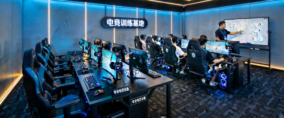 电竞训练基地内部环境展示 - 专业设备与团队训练场景
